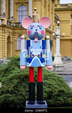 Mouse figura di soldato da lo schiaccianoci statua sul display nel parco di Zagabria per il Mercatino di Natale Foto Stock