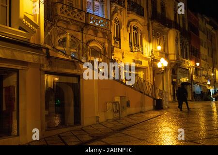 Strada notte scena sulla Rua Visconde da Luz in Coimbra Portogallo Foto Stock