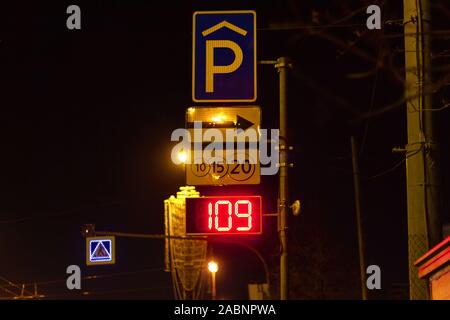 Spazi di parcheggio assist contatore disponibilità segno di trasporto Foto Stock