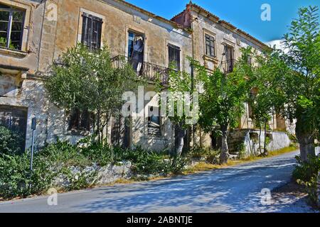 Belle vecchie case ornate con balconi di ferro nel borgo marinaro di Assos, che sono stati gravemente danneggiata nel terremoto del 1953. Foto Stock