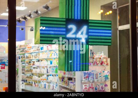 Medical croce farmacia 24 Assistenza sanitaria farmacia medicina Foto Stock