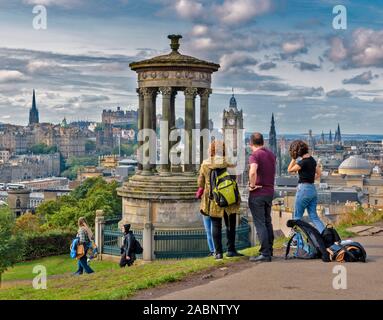 Edimburgo Scozia Calton Hill City View il DUGALD STEWART Memorial e molti turisti ammirando la vista Foto Stock