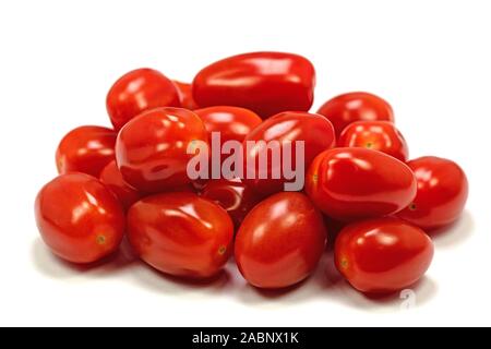 Data di pomodori ciliegini di fronte a uno sfondo bianco Foto Stock