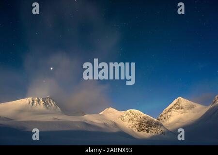 Monderhellte Berge im Tal Stuor Reaiddavaggi, Kebnekaisefjaell, Norrbotten, Lappland, Schweden, Maerz 2013 Foto Stock