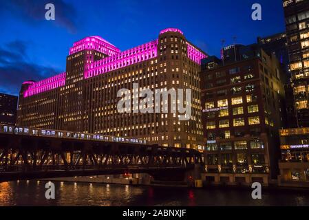 Treno che passa sopra il ponte e Merchandise Mart, un iconico Art Deco edificio commerciale costruito nel 1930, Chicago, Illinois, Stati Uniti d'America Foto Stock