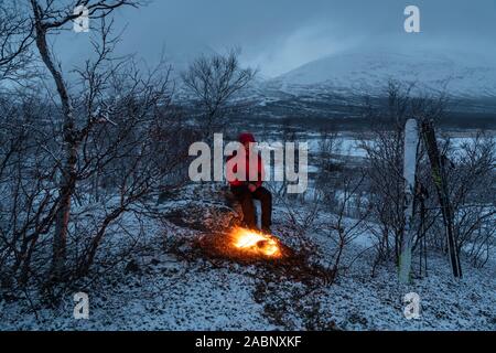 Mondbeschienene Winterlandschaft, Muddsus Nationalaprk, Welterbe Laponia, Lappland, Schweden, Novembre 2017 Foto Stock