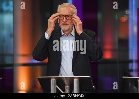 Leader laburista Jeremy Corbyn pratica in studio prima di iniziare il canale 4 News' elezione generale clima di dibattito a ITN Studios di Holborn, Londra centrale. Foto Stock