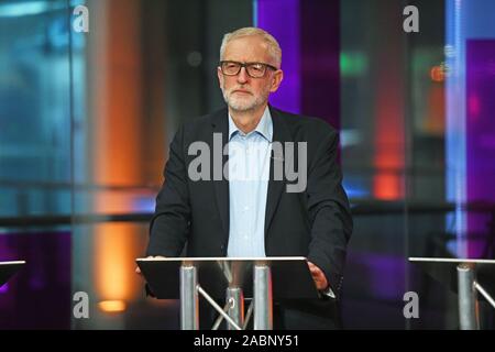 Leader laburista Jeremy Corbyn pratica in studio prima di iniziare il canale 4 News' elezione generale clima di dibattito a ITN Studios di Holborn, Londra centrale. Foto Stock