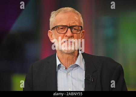 Leader laburista Jeremy Corbyn pratica in studio prima di iniziare il canale 4 News' elezione generale clima di dibattito a ITN Studios di Holborn, Londra centrale. Foto Stock