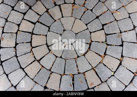 Primo piano delle pietre di pavimentazione tagliate disposte su un percorso circolare concentrico Foto Stock