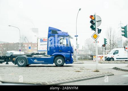 Strasburgo, Francia - Dic 21, 2016: vista sfocati di blu carrello guida vicino a PAS Porto di Strasburgo Foto Stock