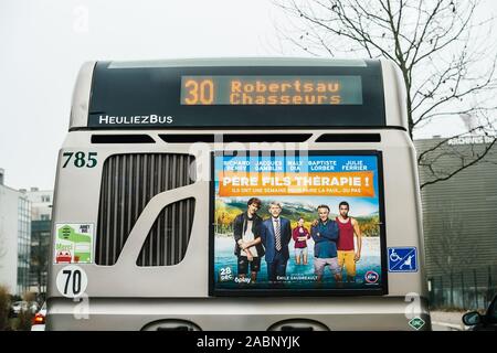 Strasburgo, Francia - Dic 21, 2016: vista posteriore di Heuliez piublic Bus bus trasporto nella guida in città con destinazione Robertsau Chasseurs Foto Stock