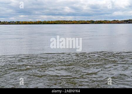 Vista del fiume San Lorenzo e Lachine Rapids da Lasalle, Montreal, Quebec, Canada Foto Stock