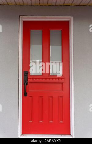 Rosso brillante porta di legno di una vecchia casa in Lachine, Montreal, Quebec, Canada Foto Stock