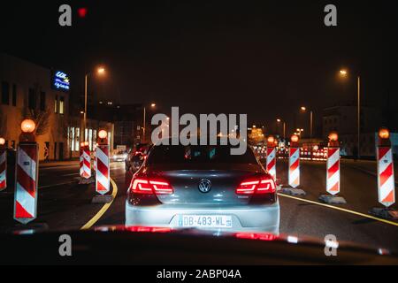 Kehl, Germania - Dic 13, 2016: vista posteriore della Volkswagen Passat CC auto guidando attraverso il red le marcature di sicurezza durante lavori stradali a Kehl. Foto Stock