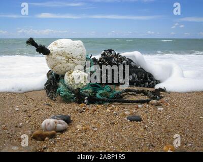 Scartata la spazzatura, pesca net, galleggianti e detriti lavato sulla spiaggia Bretignolles-sur-Mer, Vendee, a sud ovest della Francia Foto Stock