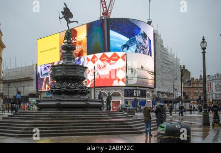 Piccadilly Circus, Londra, Regno Unito. Il 28 novembre 2019. Le luci di Piccadilly Circus si accende un grigio e umido del mattino nel cuore del West End di Londra, stagionali con annunci di Natale sul display a LED per esterni. Credito: Malcolm Park/Alamy Foto Stock