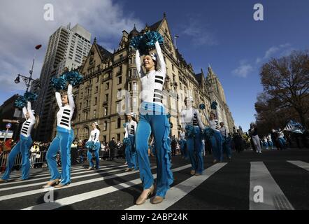 New York, Stati Uniti. 28 Nov, 2019. Cheerleaders marzo su Central Park West nel 93Macy's Thanksgiving Day Parade di New York City il giovedì 28 novembre, 2019. La parata iniziato nel 1924, la legatura per il secondo più antico Thanksgiving Parade negli Stati Uniti di America's Thanksgiving Parade di Detroit. Foto di Peter Foley/UPI Credito: UPI/Alamy Live News Foto Stock