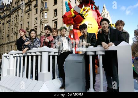 New York, Stati Uniti. 28 Nov, 2019. Il sud coreano boy gruppo "NTC 127' corsa giù al Central Park West in 93Macy's Thanksgiving Day Parade di New York City il giovedì 28 novembre, 2019. La parata iniziato nel 1924, la legatura per il secondo più antico Thanksgiving Parade negli Stati Uniti di America's Thanksgiving Parade di Detroit. Foto di Peter Foley/UPI Credito: UPI/Alamy Live News Foto Stock