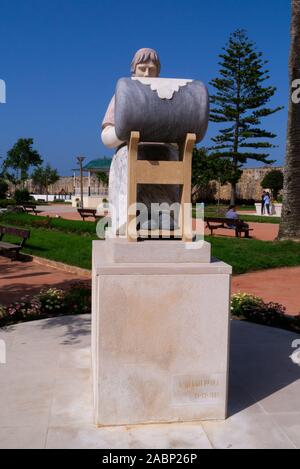 Statua di una donna che fa il merletto nel centro di Peniche Portogallo Foto Stock