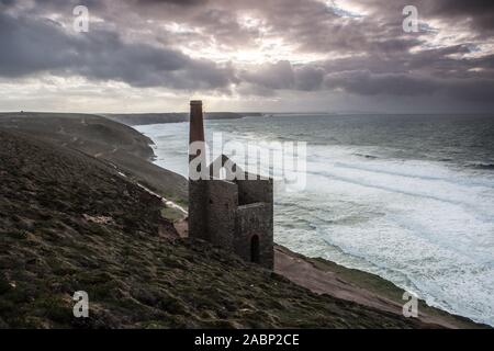 Cornwall Mining Trail - Wheal Coates abbandonato motore di stagno casa sulla costa a sud di St Agnes Head , Cornwall Foto Stock