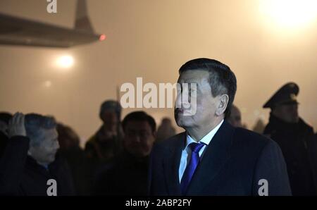 Bishkek, Kirghizistan. 28 Novembre, 2019. Il presidente del Kirghizistan Sooronbay Jeenbekov attende il presidente russo Vladimir Putin a deplane su una mattinata nebbiosa a Bishkek Aeroporto Novembre 28, 2019 a Bishkek, Kirghizistan. Credito: Aleksey Nikolskyi Cremlino/Piscina/Alamy Live News Foto Stock