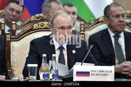 Bishkek, Kirghizistan. 28 Novembre, 2019. Il presidente russo Vladimir Putin durante una sessione del Consiglio di sicurezza collettiva trattato organizzazione presso la stato di Ala-Archa residence Novembre 28, 2019 a Bishkek, Kirghizistan. Credito: Aleksey Nikolskyi Cremlino/Piscina/Alamy Live News Foto Stock