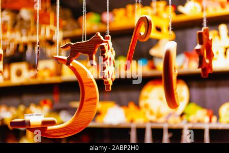 Stand con i giocattoli di legno albero di Natale decorazioni reflex di Riga Foto Stock