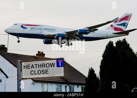 Il pittoresco villaggio di Longford, vicino all'aeroporto di Heathrow, un villaggio che sarà fortemente influenzato da una proposta di terza pista presso l'aeroporto di Heathrow. Foto Stock