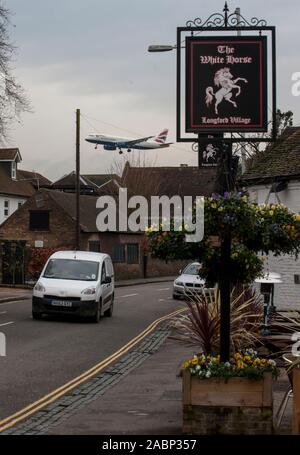 Il pittoresco villaggio di Longford, vicino all'aeroporto di Heathrow, un villaggio che sarà fortemente influenzato da una proposta di terza pista presso l'aeroporto di Heathrow. Foto Stock