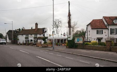 Il pittoresco villaggio di Longford, vicino all'aeroporto di Heathrow, un villaggio che sarà fortemente influenzato da una proposta di terza pista presso l'aeroporto di Heathrow. Foto Stock