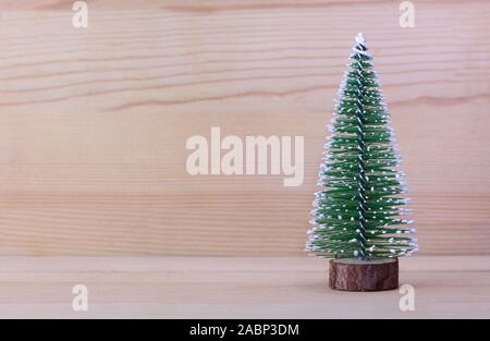 Da solo albero di natale con sfondo di legno. Carta da parati. Foto Stock