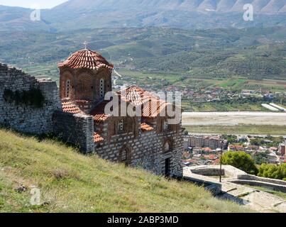 Berat, Albania - 28 Settembre 2019: medievale chiesa bizantina di Santa Trinità costruito con pietra e mattoni con la città di Berat nella valle bel Foto Stock