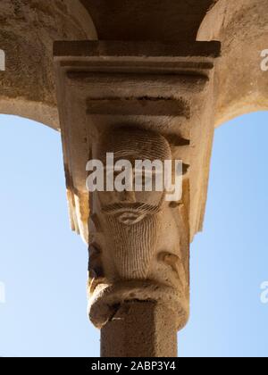 Apollonia, Albania - 27 Settembre 2019: Close up di un intaglio di Gesù sul capitale di pietra sopra una colonna presso la chiesa di Santa Maria in Apollonia, Foto Stock