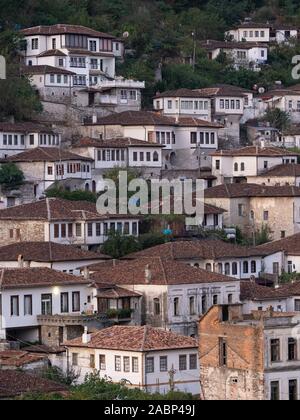 Berat, Albania - 27 Settembre 2019: case Ottomane con finestre multiple costruito sul pendio di una collina in Berat, Albania. Foto Stock