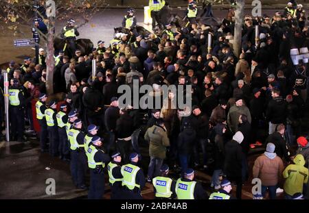 La polizia mantenere Eintracht Frankfurt ventole a baia durante la UEFA Europa League Gruppo F corrisponde all'Emirates Stadium di Londra. Foto Stock