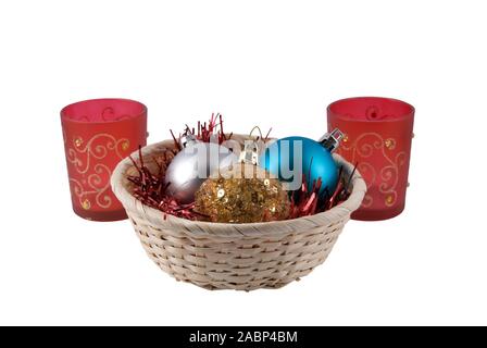 Cestino con tre palla di Natale oro blu sia grigio e due candele rosso Foto Stock