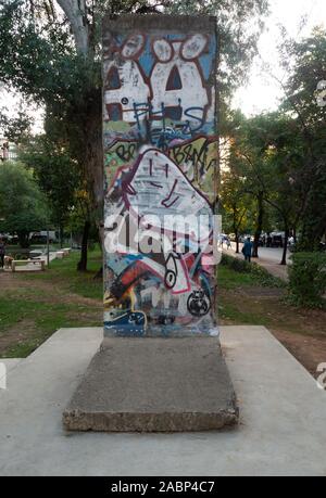 Tirana, Albania - 29 Settembre 2019: Ex Post-Block Checkpoint di elite di quartiere residenziale con la porzione di parete di Berlino con graffiti. Foto Stock