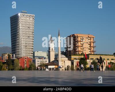 Tirana, Albania - 29 Settembre 2019: Turisti in Piazza Skanderbeg con il Ethem Bey moschea, Plaza Tirana e Skanderbeg monumento. Foto Stock