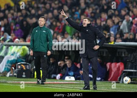 Rotterdam, Paesi Bassi. 28 Nov, 2019. ROTTERDAM, 24-11-2019, stadio De Kuip, calcio, stagione 2019/2020, Europa League. Steven Gerrard durante il gioco il Feyenoord - Rangers Credito: Pro scatti/Alamy Live News Foto Stock