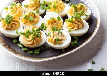 Deviled uova con cipolla verde, Pasqua partito snack, close up Foto Stock