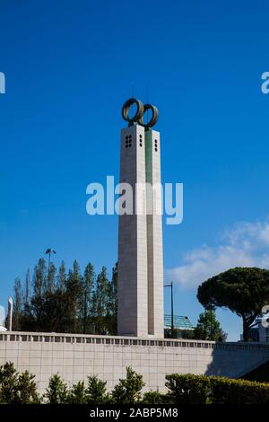 Lisbona, Portogallo - Maggio 2018: Monumento alla rivoluzione di aprile 25 situato sul lato nord del Parco Eduardo VII a Lisbona Foto Stock