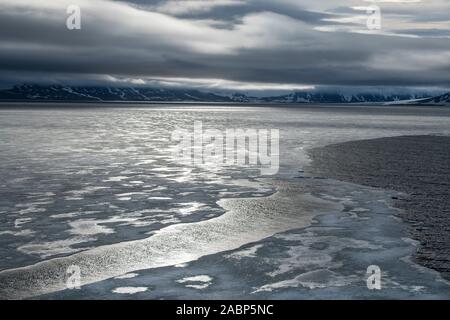 La Russia, alta artico, Franz Josef Land, Arctique russo Parco Nazionale. Vista aerea del mare di ghiaccio e congelate di paesaggio. Foto Stock