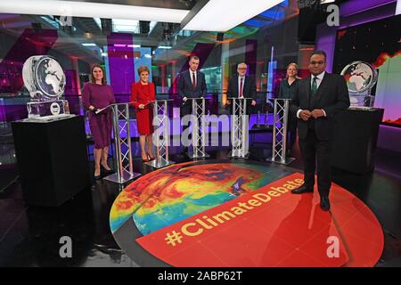 Krishnan Guru-Murthy (in primo piano) con (posteriore sinistra a destra) Gruppo del Partito europeo dei liberali democratici leader Jo Swinson, SNP leader Nicola storione, Plaid Cymru leader Adam Prezzo e Partito Verde Co-Leader Sian Berry, in piedi accanto a sculture di ghiaccio che rappresentano la Brexit e Partito Conservatore che non compaiono a caso, prima dell'inizio del canale 4 News' elezione generale clima di dibattito a ITN Studios di Holborn, Londra centrale. Foto Stock