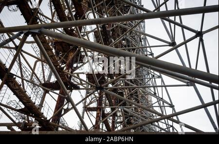 Il vecchio esercito segreto radar sovietica su uno sfondo di cielo blu e nuvole di Chernobyl in Ucraina Foto Stock