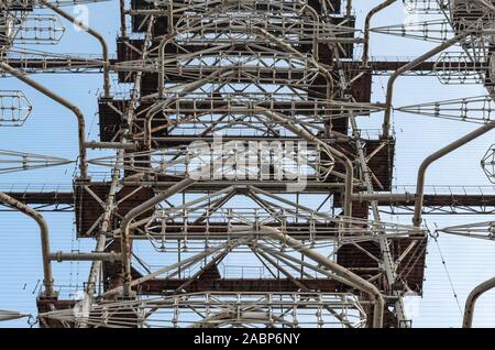 Modello di simmetria ingegneria industriale vecchio esercito segreto radar sovietica di Chernobyl in Ucraina Foto Stock