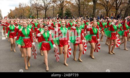 New York, Stati Uniti d'America. 28 Nov, 2019. Gli artisti interpreti o esecutori marzo durante il Macy's Thanksgiving Parade in New York City. Credito: Enrique Shore/Alamy Live News Foto Stock