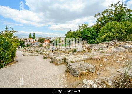 Una giovane coppia abbraccia come essi godere la vista della città di Atene Grecia dall'antica agorà alla base del colle dell'Acropoli in Plaka dist Foto Stock