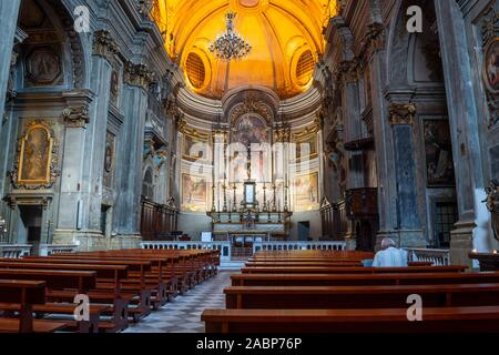 Vista interna del barocco Saint Francois de Paule chiesa in Cours Saleya area della Città Vecchia di Nizza Francia come un uomo non identificato prega in i banchi Foto Stock