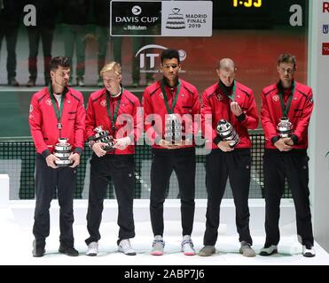 24 novembre 2019, Spagna, Madrid: il canadese squadra di tennis, da sinistra a destra: il capitano Frank Dancevic, Denis Shapovalov, Felix Auger-Auliassime, Brayden Schnur y Vaselk Pospisil finalisti della Coppa Davis, ha perso la finale contro la Spagna. Foto: Cezaro De Luca/dpa Foto Stock